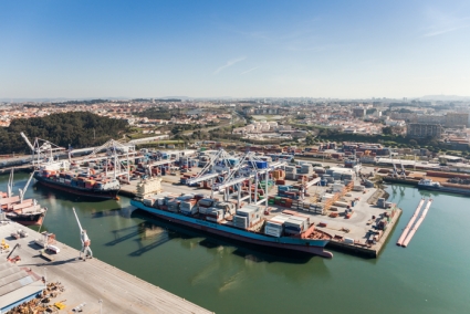 25 NAVIOS “RENDERAM” QUASE 13.000 TEU