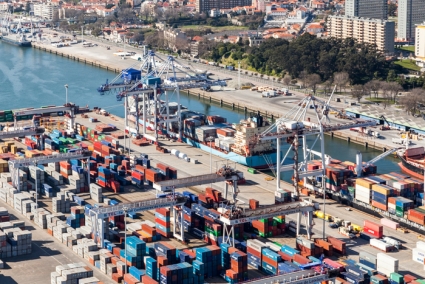 YILPORT LEIXÕES SOMA 13 400 TEU NA SEMANA 47