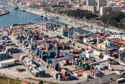 E OS 3000 TEU ALI TÃO PERTO…