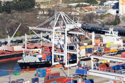 DEZ NAVIOS E QUASE 3500 TEU NUM DIA